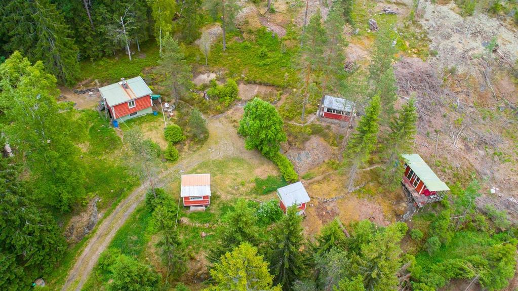 Alue muodostuu kahdesta vierekkäisestä tilasta yhteensä 1.658 ha. Sähköt ja kaivo tilalla sekä tie perille asti.