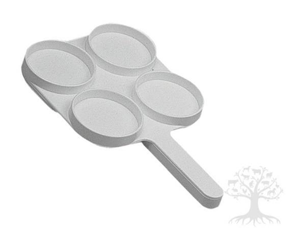 Ylimääräinen maito kaadetaan pois kupista kääntämällä lettupannua.
