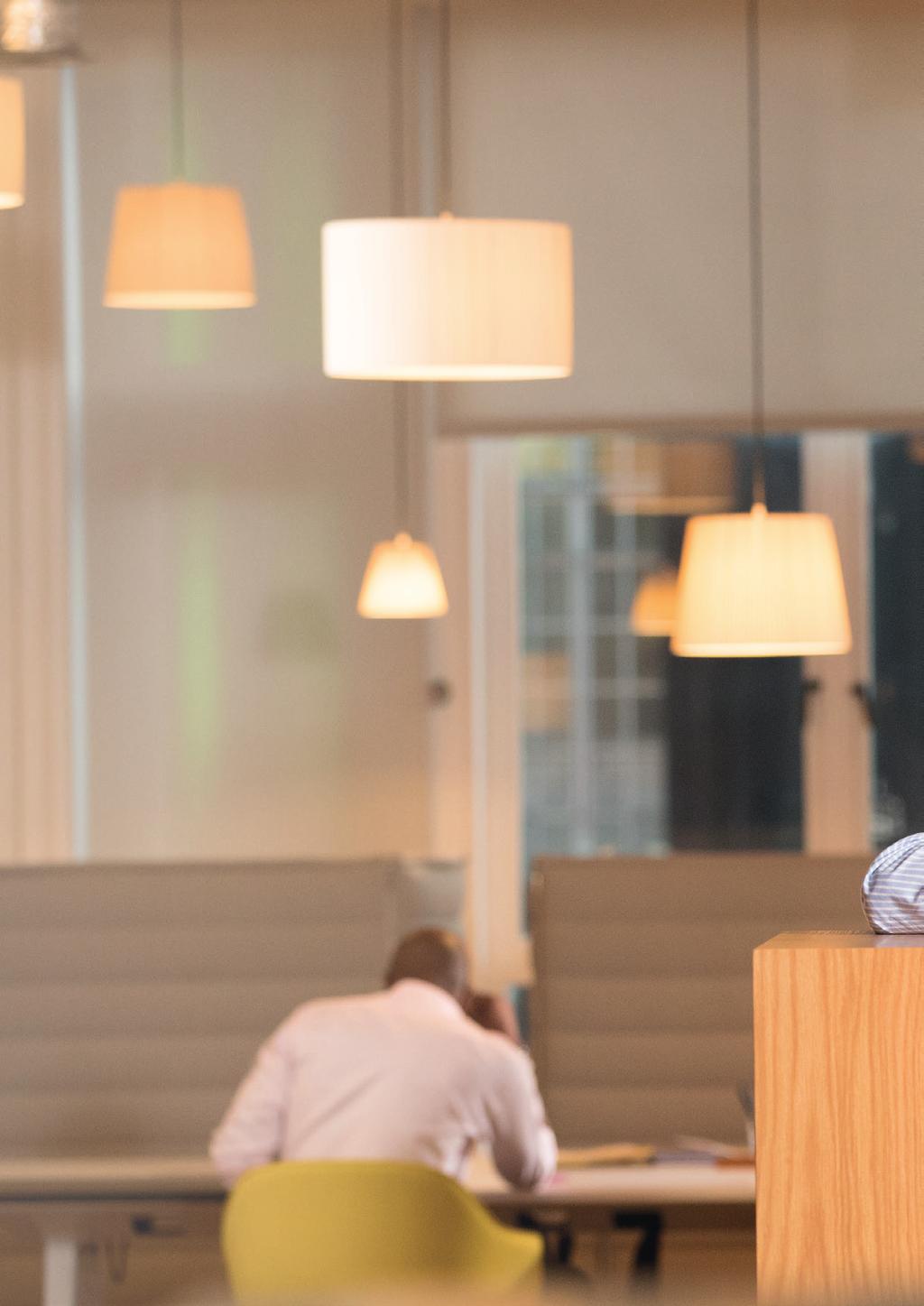 2 WORKPLACE HUB MENESTYKSEN MAHDOLLISTAJA PIENILLE & KESKISUURILLE YRITYKSILLE Hub nostaa IT-infrastruktuurisi, tietoturvasi ja liiketoimintasi tehokkuuden aivan uudelle tasolle.