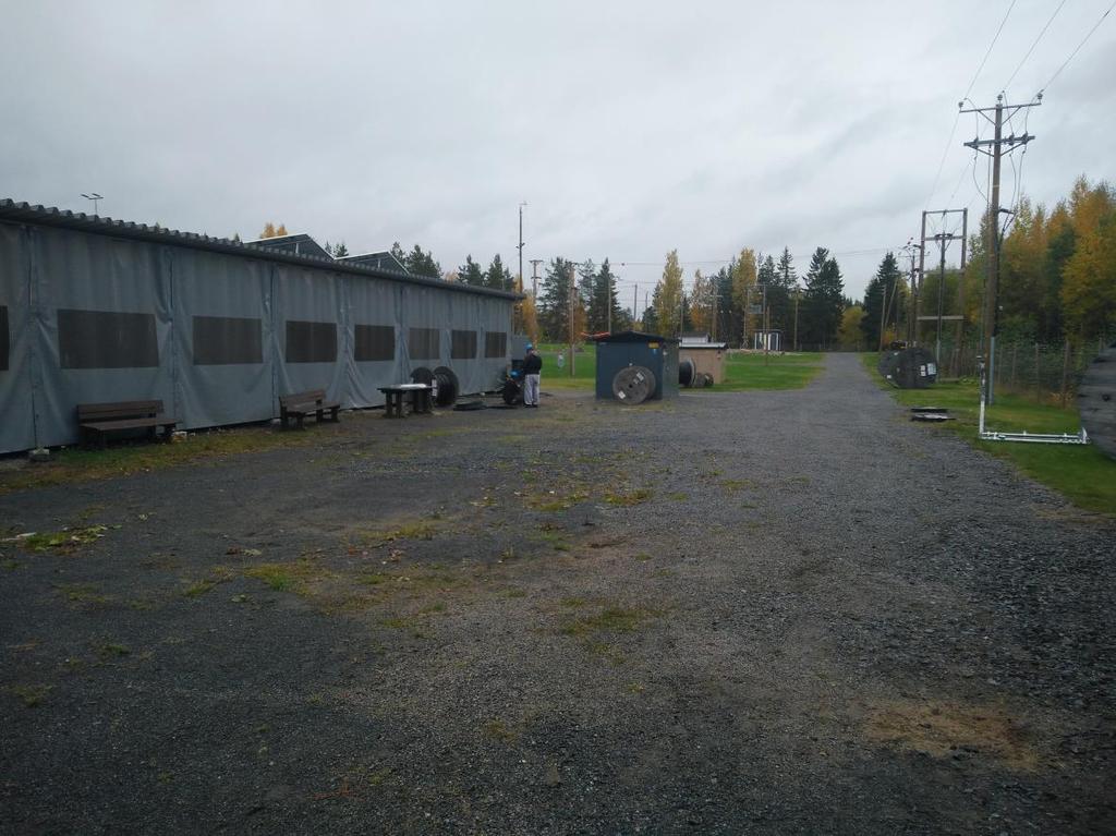 19 Kuva 8. Opiskelijat kytkemässä kaapelilähtöjä jakokeskukseen.