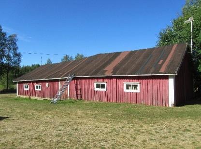 Päärakennuksen ikkunoita on vaihdettu ja