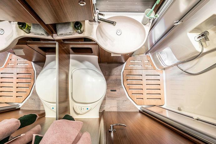 erillinen, tilava suihku, nykyaikainen leveä WC-istuin ja riittävän suuri seisomatila.