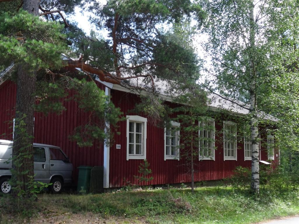 12. Sumiaisten kunnantalo Kunnantalo on valmistunut vuonna 1955 ja sen on suunnitellut arkkitehti Matti Hämäläinen. Se sijaitsee keskeisellä paikalla ja on säilynyt ajalleen tyypillisessä asussa.