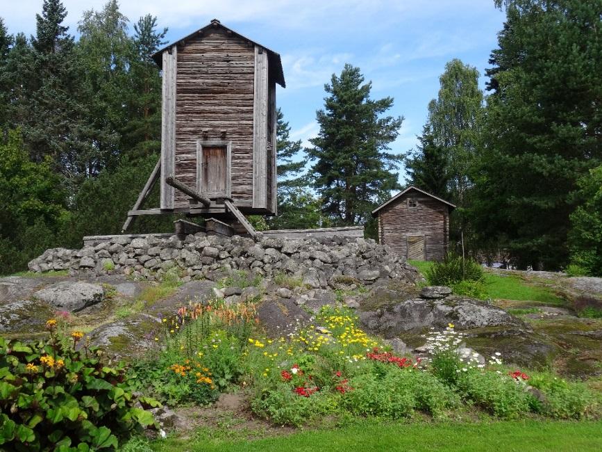 3. Harjula Sumiaisten suojeluskunnan vuonna 1935 talkootyönä rakentama seurantalo sijaitsee 1950-luvun omakotialueella Sumiaisten keskustassa.