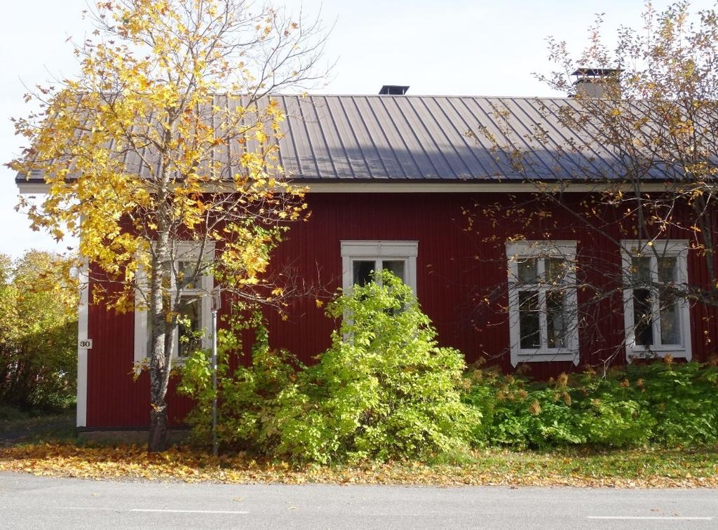 6. Lepänjuuri Lepänjuuri on vuonna 1895 rakennettu asuin- ja liikerakennus ja se on kirkonkylän ensimmäisiä kauppaliikeitä. Rakennuksessa on toiminut kauppa, posti ja kahvila.