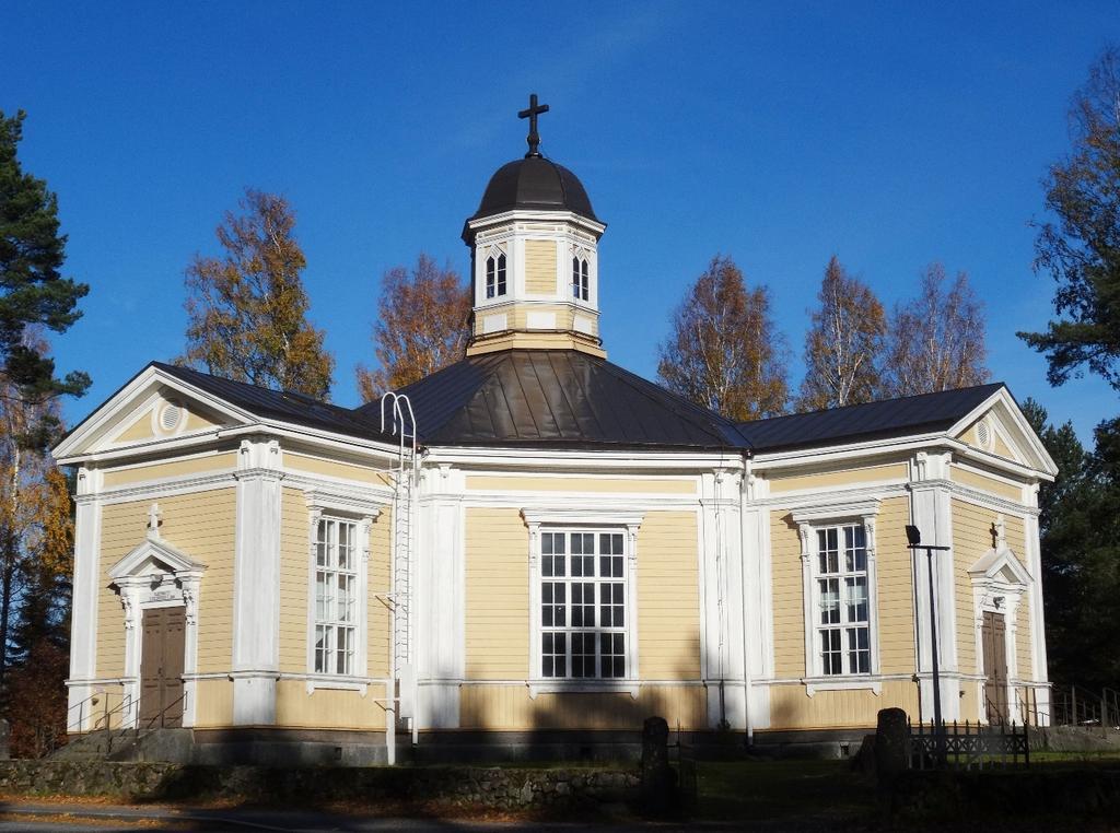 9. Sumiaisten kirkko ja tapuli Sumiaisten kirkko on valmistunut vuonna 1889 ja kellotapuli vuonna 1851. Kirkko on ulkoasultaan klassisistinen uusrenessanssi- ja uusgotiikkavaikutteisine piirteineen.