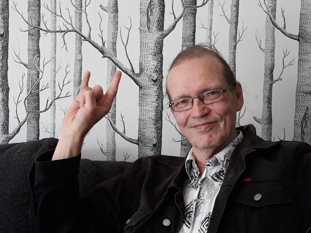 6 Huumoria, hyvää tahtoa ja rock n rollia Hyvät lukijat, Kylämaja ylpeänä esittää: Hannu Hauta Blommila!