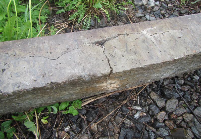 Kuva 7. Murtunut betonipölli Tämä vahingoittumisprosessi saattaa olla myös käänteinen. Radan rakenteissa voi olla vikoja, jotka ovat peräisin osien tuotannosta tai niiden asennusvaiheesta.