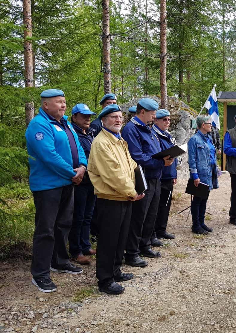 Kuorokillit Saarivaarassa keikalla - kuoromme Tuntemattoman Sotilaan jäljillä Muistolaatan ja infotaulun paljastus (KUVAKAAPPAUS VIDEOLTA) Kuorokillit Saarivaarassa keikalla- kuoromme Tuntemattoman