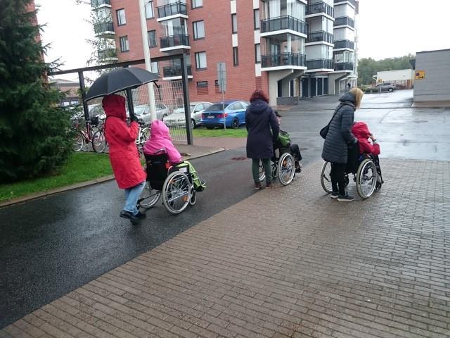 18 Yhdessä ulos palvelemaan Vähän sateisena syyskuun