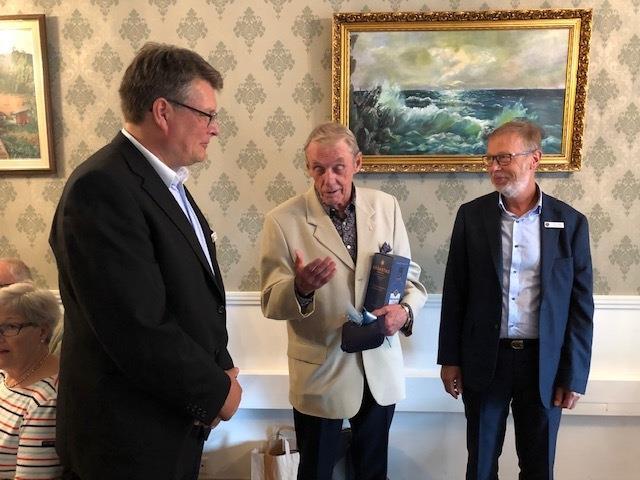 19 Lions Club Rauma/Reimarin syyskuun klubikokouksessa juhlan aihetta http://www.verkkoviestin.fi/lionsraumareimari/ajankohtaista/syyskuun_klubikokouksessa_juhlan_aihetta/ Kuukausikokouksessa 5.9. muistettiin klubin toimintaperiaatteitten mukaisesti klubin perustajajäsentä Ahti Rosvallia 80 vuotispäivän johdosta.