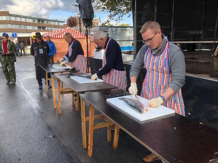 Tuttuun tapaan sateen salliessa väkeä riitti ajoittain pikku tungokseen asti. Silakkamarkkinat on LC Rauma Reimarin jäsenmäärään nähden suuri aktiviteetti.