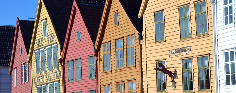 Trondheimin historiallinen kaupunki Aamiainen. Saavutaan Trondheimiin. Se on suurkaupunki Norjan mittakaavassa, mutta kaupunki on onnistunut säilyttämään pikkukaupunkimaisen viehätyksensä.