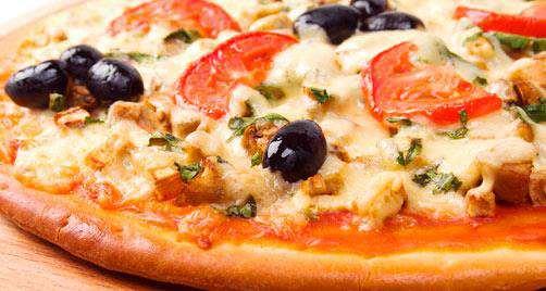 vk 3 PITSA Tällä reseptillä voit tehdä ison pizzan uunipellillä, kaksi pyöreää pizzaa tai juomalasin reunalla leikattuja pikkupizzoja.