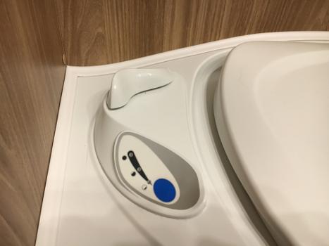 Kasetti-WC WC:n käyttt: Ennen ktytöt laske vthtn vett pohjalle painaäalla sinistt ktyttkytkintt. Ktytön jtlkeen avaa pöntön luukku kttnttätllt valkoista vipua vastaptivttn.