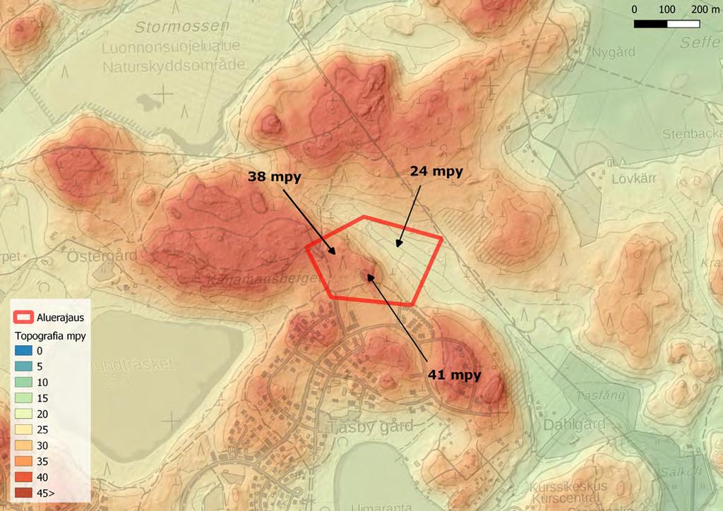 Kuva 7. Suunnittelualueen topografia. Suunnittelualue on osoitettu kartalla punaisella viivalla. Figur 7. Planeringsområdets avgränsning anges på kartan med röd linje.