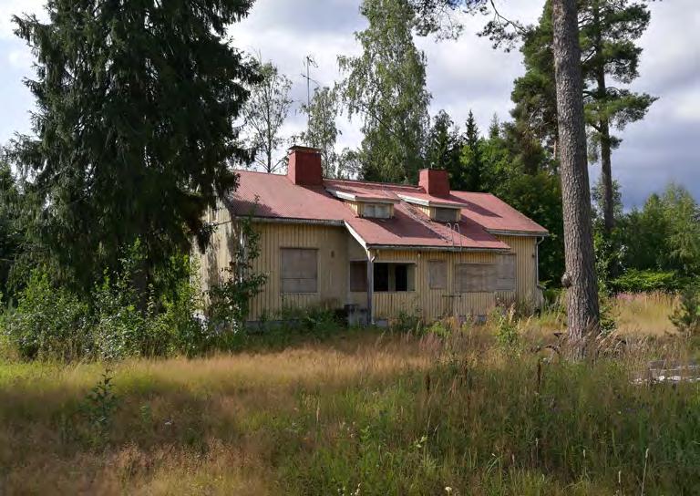 Tasbyn tila. Nykyisin päärakennuksesta ja aiemmin kolmesta asuin- ja piharakennuksesta koostuva Tasby gård edustaa 1930-50 -luvun talonpoikaisarkkitehtuuria (kuvat 14-15).