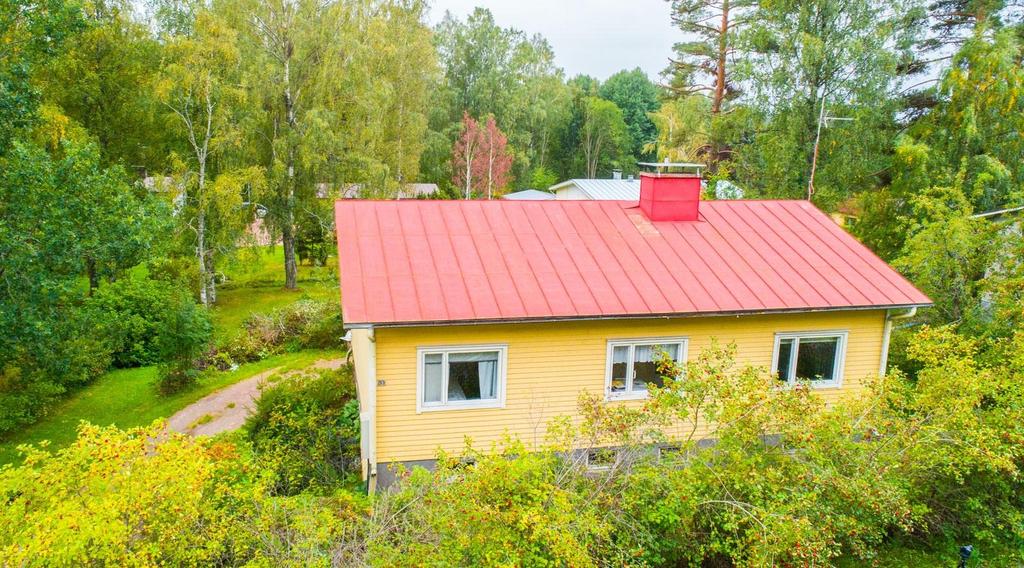 Egnahemshus på lugnt område. Kök, badrum och även övriga ytor i bostadsdelen förnyade. Möjlighet att laga bastu i källaren.