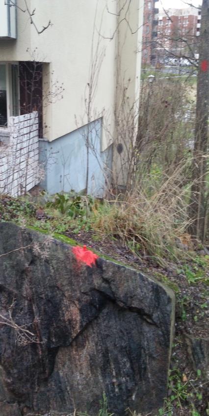 Vasemmalla asfalttiin kiinnitetty lähtöpiste ja oikealla kallioon kiinnitetty lähtöpiste. Kojeen orientointi on parasta suorittaa jokaisella mittauskerralla samaan paikkaan.