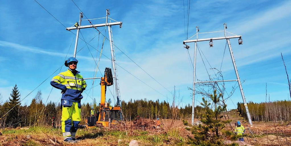 Voimajohtoasentajan koulutukseen osallistunut Taneli Juutinen Eltelin Hikiän ja Kapulin välisen voimajohdon työmaalla.
