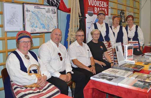 Karjalan Liiton Kesäjuhlissa Vuoksenranta-seuran pöydän takana päivystivät (vas.