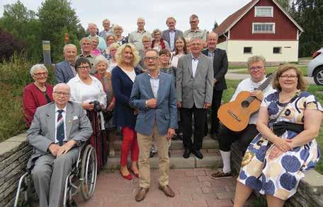 Henttoset tapaavat välivuosinakin Kuvassa etualalla sukuseuran kunniajäsen Antti Henttonen ja Arja Suursalo- Henttonen, vaalea Mirja Kärkäs-Lainio jatkaa sukuseuran puheenjohtajana.