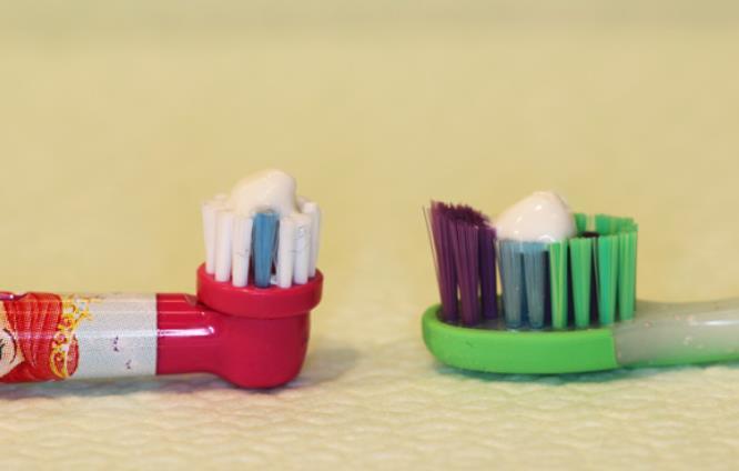 35 Kuva 5. 3-5-vuotiaan hammastahnan (1 000 1 100ppm) annostelu, harjaus kaksi kertaa päivässä. (Karies (hallinta) 2015a) Yli 6-vuotiaat voivat käyttää samaa tahnaa kuin aikuiset, 1 450 ppm.