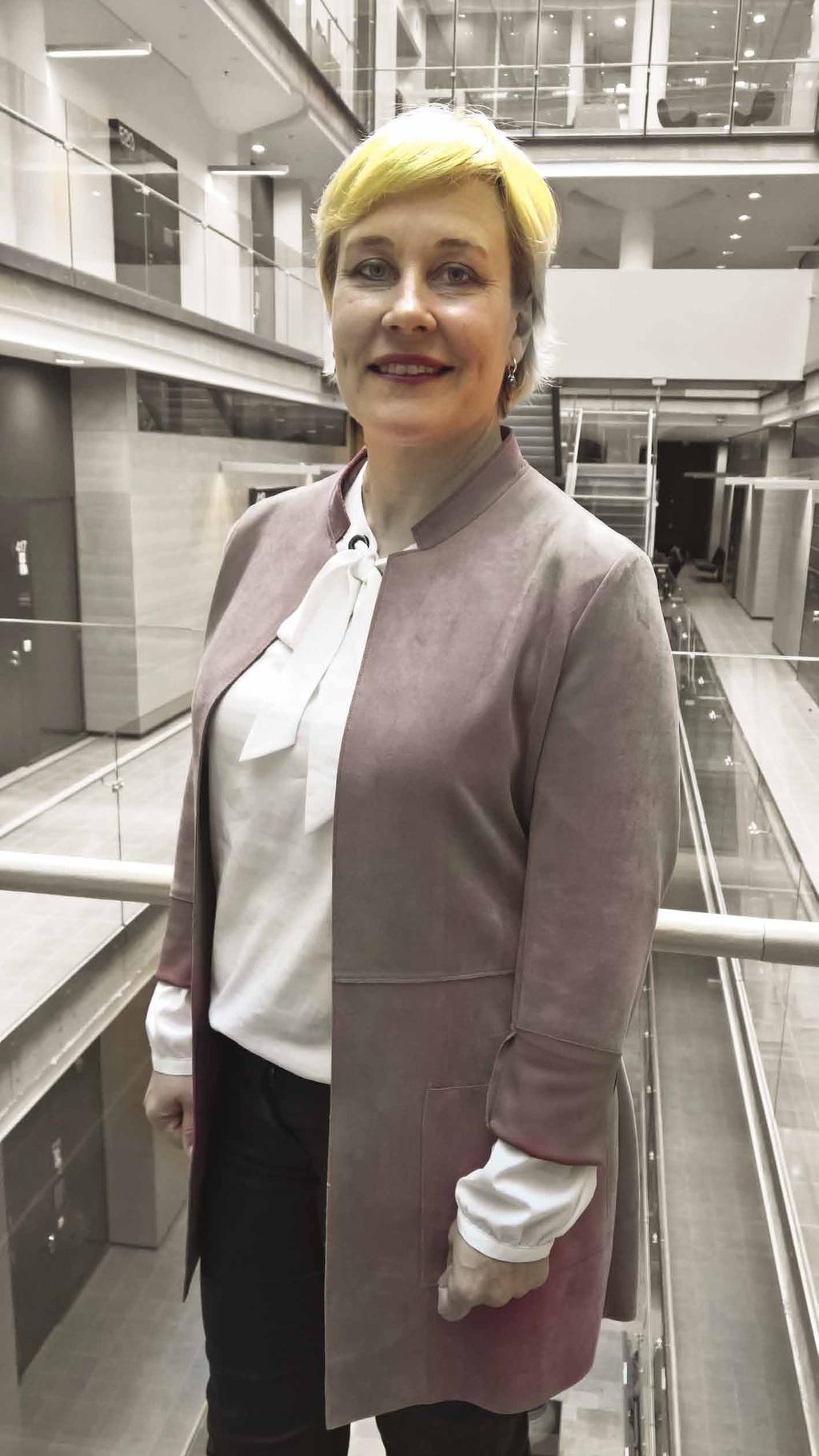 Aktiivinen tiedottaminen vähentää väärinkäsityksiä MEDIATUOMARI Teksti ja kuva: Maarit Avellan Olet mukana kouluttamassa tuomareita mediatiedotteiden tekoon. Miksi?