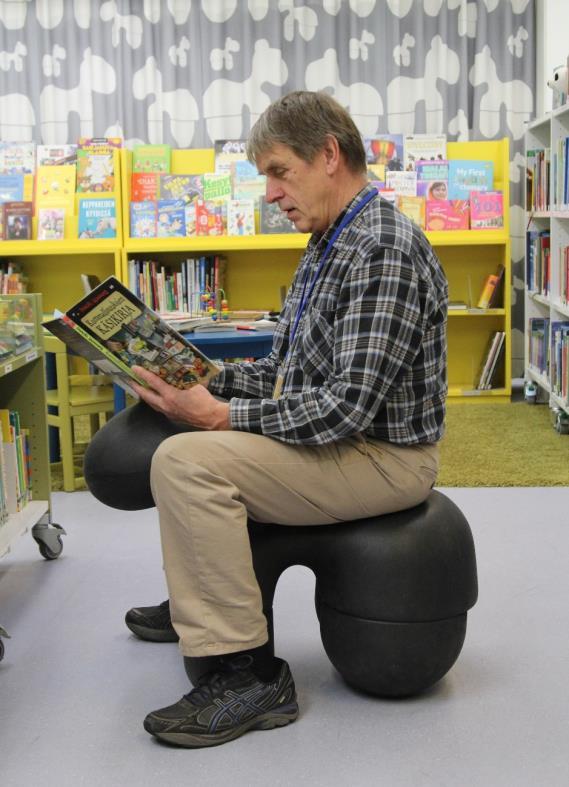 Kirjastoissa käy paljon lapsia ja pari vuotta sitten kirjaston henkilökunta kaipaili lastenosastolle kirjastomummoja ja -vaareja.