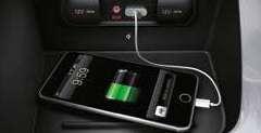AUX- ja USB-portit Voit soittaa musiikkia autossa kytkemällä äänentoisto- ja mobiililaitteita USB- tai AUX-liittimeen