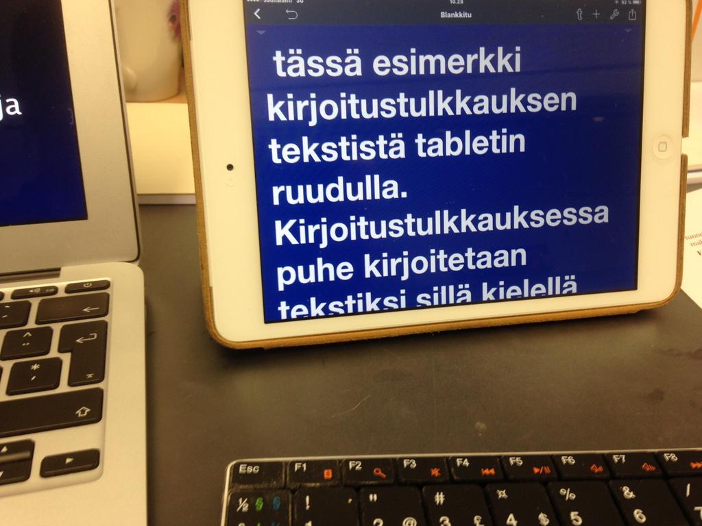 Tästä esimerkkinä voisi luontoretkellä olla lintujen äänten kuvailu. Kirjoitustulkkaus kuurosokeille sisältää myös äänimaailman sekä nähtyjen asioiden ja tilanteiden kuvailun.