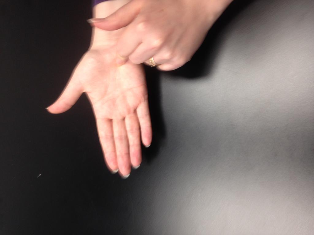 sormiaakkoset [4] tai esimerkiksi englantilaiset sormiaakkoset (DBMA) ja haptiisit, tai vaikka isokirjoitus yläselkään tai kämmenselkään ja haptiisit sekä opastus (kuvat 6&7).