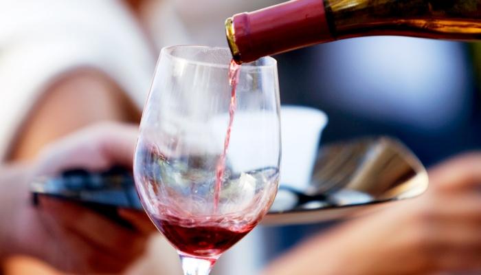 roteva, elegantti ja viipyvä Bollinger Rosé ( k ) 135,00 Sopivan hapokas, hedelmäisen runsas ja marjaisan pehmeä