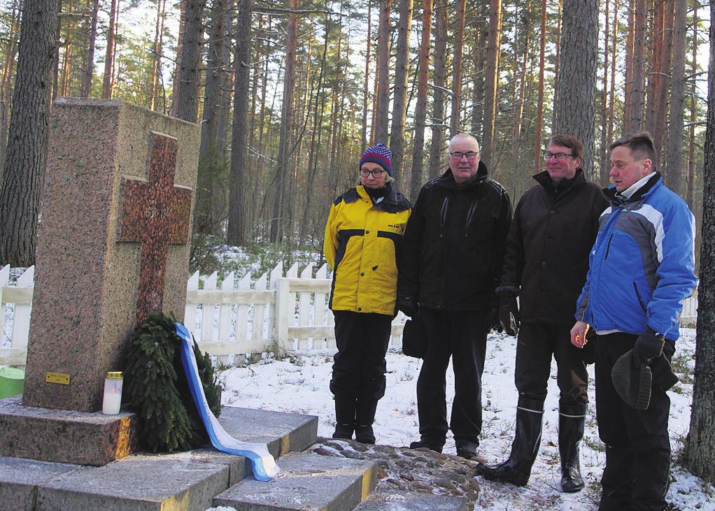 Säätiön ryhmä kävi kirpeänä pakkaspäivänä 17.1.2018 sytyttämässä kynttilät sankarihautausmaan muistomerkillä, jossa itsenäisyyspäivänä laskettu havuseppele oli vielä hyvässä kunnossa. Kuvassa vas.