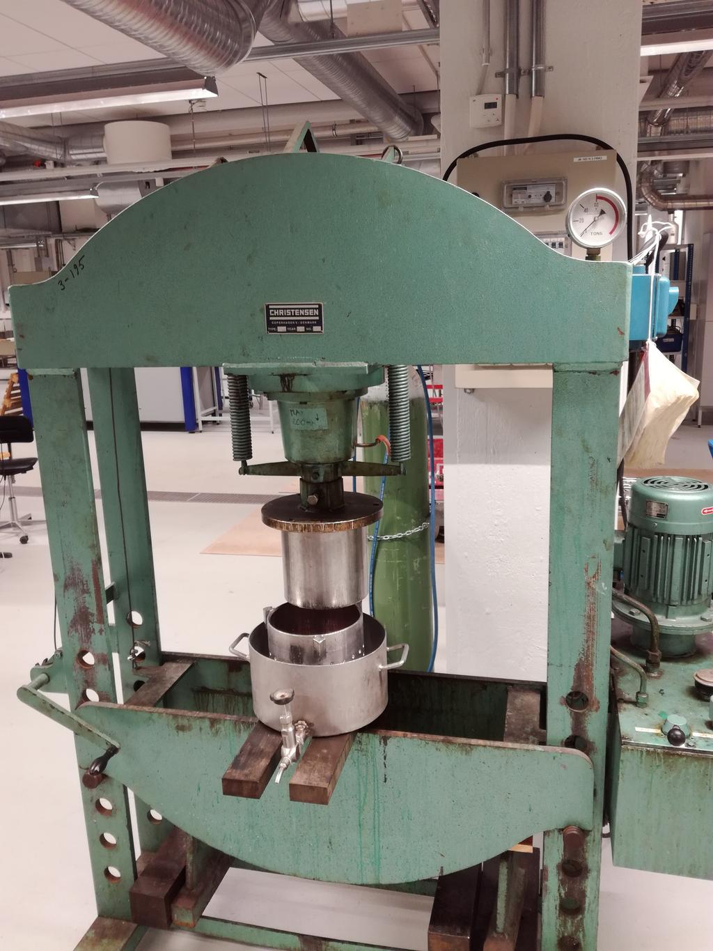 61 A Appendix Figure A1: Mechanical press applied to press spruce