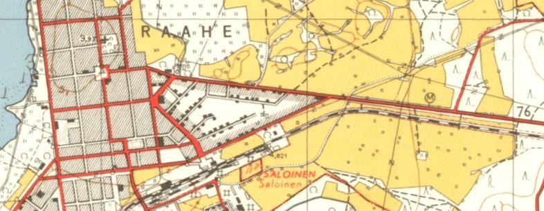 18. OTE PERUSKARTASTA TAI ASEMAPIIRROS Korjaamorakennus näkyy vuosien 1954, 1979 ja 2018 kartoilla Oulun suunnasta Raahen keskustaan johtavan itä-länsisuuntaisen Ouluntien ja siitä radan myötäisesti