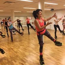KANGOO JUMPS KOKEILE JOTAIN HULLUA & ERILAISTA! Tule rohkeasti kokeilemaan miltä tuntuu pomppia Kangoo jumps kengillä. Se on uusi, räjähtävä, erilainen ja hyvin motivoiva liikuntamuoto.