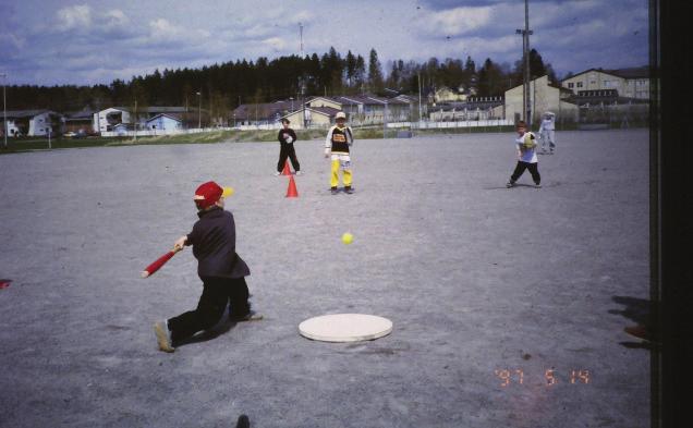 Koulun entinen vahtimestari Milja Havia kertoo haastattelussa vuonna 2005 millaista 1960-luvun koulunkäynti oli.