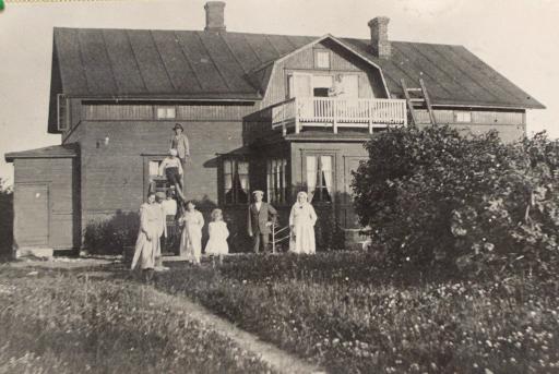 Tilan seppä Hartmanin kerrotaan 1900-luvun alussa takoneen arkkitehti Eliel Saarisen toiveiden mukaisesti läheisen Hvitträskin oviin saranoita.