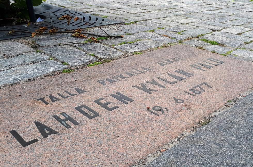 OPETTAJAN MATERIAALI Torilla 1. LAHDEN KYLÄN PALO Kuva: Ulla Aaltio Kesäkuun 19. päivä 1877 oli aurinkoinen, mutta tuulinen ja kylmä.