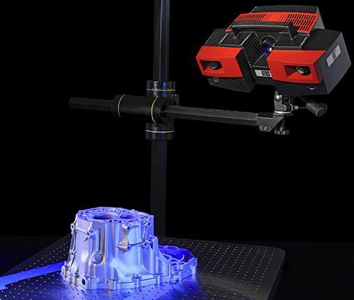 54 Kuva 31. GOM ATOS Triple Scan 3D-mittalaite käyttää mittaamiseen sinistä laser valoa ja kolmiomittaustekniikkaa (Aniwaa 2018).