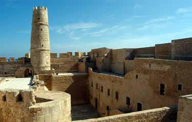 MONASTIR Monastir on Soussea pienempi ja rauhallisempi kaupunki. Se sijaitsee 25 kilometrin päässä Soussesta, Hammametinlahden eteläosassa.