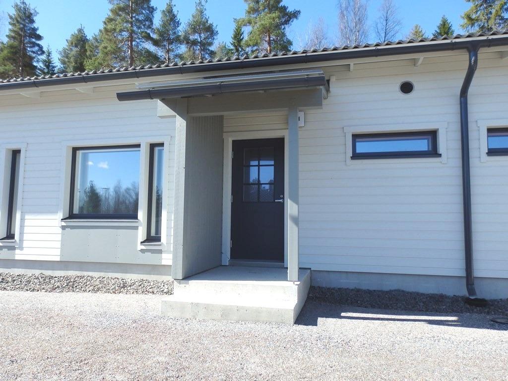 Asumismukavuutta tuo vesikiertoinen lattialämmitys, lämmöntuotto poistoilmalämpöpumpulla,