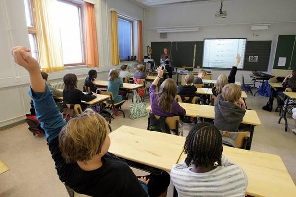 - Den är väl skolad. (2 p.) 11.3. Ne tarvitsevat lajitovereita seurakseen. 11.4. 11.5. - Den stannade upprepade gånger. (2 p.) - Den koncentrerade sig på att njuta av applåderna. (2 p.) Uusia treenimuotoja 12.