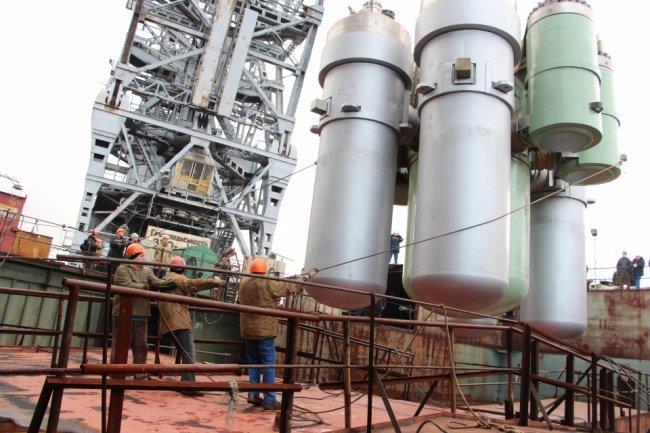 25 Kuva 9. KLT-40S-reaktoria asennetaan Akademik Lomonosoviin.