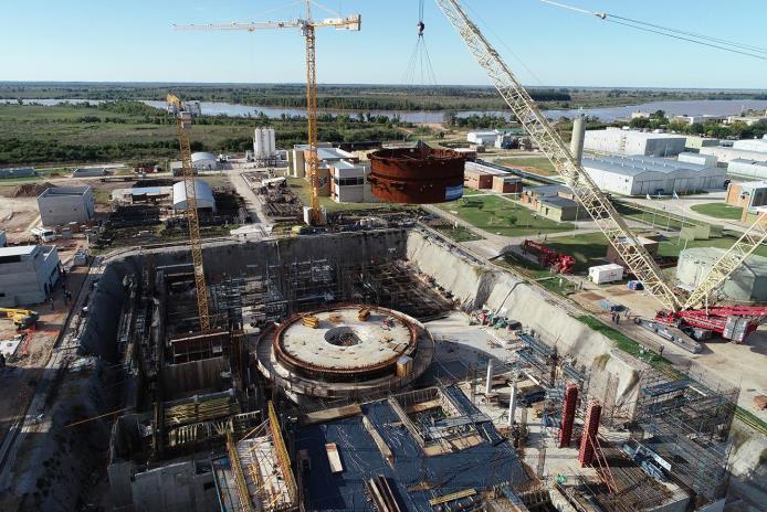 40 Kuvat 16 ja 17. CAREM-reaktorin voimalan työmaan tilanne huhtikuussa 2019. Lähde: Argentiinan talousministeriön www-sivut. (Vas.) CAREM-reaktorin poikkileikkaus. Lähde: IAEA 2018. (Oik.