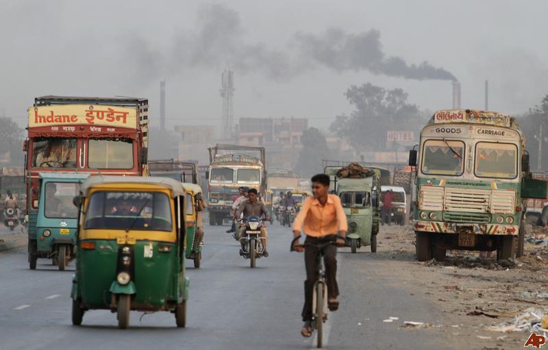 Intia pyrkii vuoteen 2030 mennessä: 1. vähentämään kansantuotteensa päästöintensiteettiä 33-35 %:lla v. 2005 tasosta; 2.