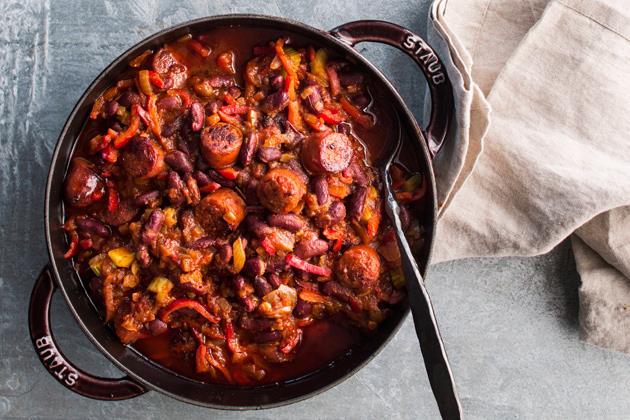 Makkarapata meksikolaisittain. Valmistus yli 1h. Noin kuudelle ruokailijalle. Tämä mausteinen makkarapata valmistuu meksikolaisen suosikkiruoan, chili con carnen makuja mukaillen.