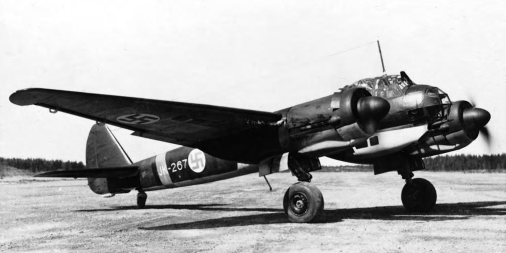 3/LeLv 44:n kone JK-267 ilmavoimien tyyppikuvassa Onttolassa 21.5.43. Seuraavassa kuussa koneisiin maalattiin hävittäjätyyppiset taktiset pyrstönumerot.