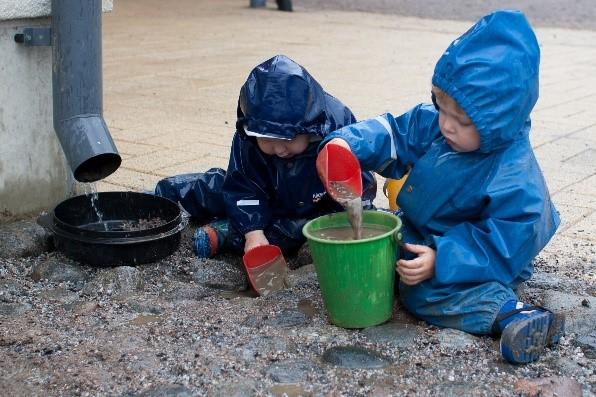 Lapsia kuuntelemalla oppii aina jotain uutta! * Liian paljo pitää kuunnella ohjeita, mutta sitten kun saa leikkiä, on kiva. * Haluaisin vaan leikkiä, enkä tehä tehtäviä tai olla makurissa.